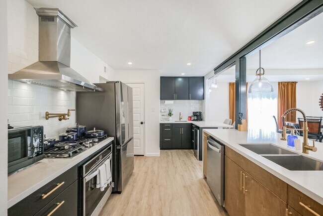 Building Photo - 5021 Libbey Dr