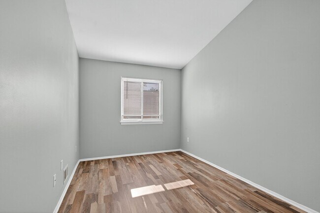 Building Photo - 14 Carol Ct