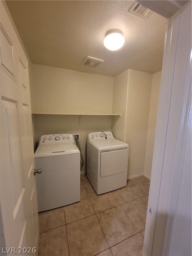 Building Photo - 2409 W Gilmore Ave