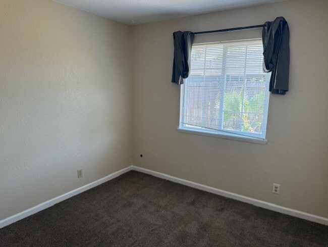 Building Photo - 3 Bedroom Home In Quail Ridge