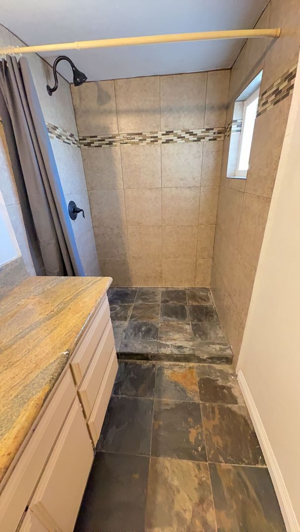 Building Photo - 4 BEDROOM, 3 BATH RANCH STYLE HOME