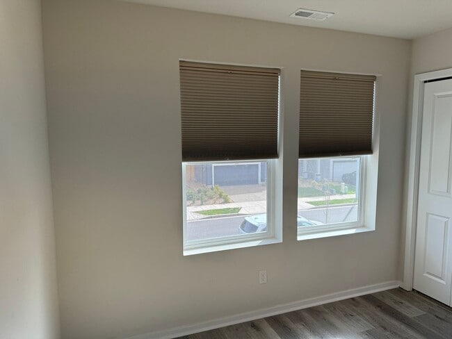Building Photo - 4 bedroom 2.5 bathroom almost-new house in...