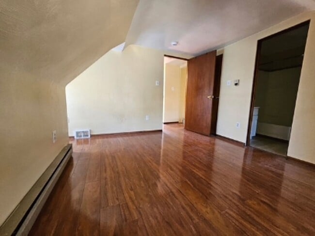 Building Photo - 546 Greenfield Ave