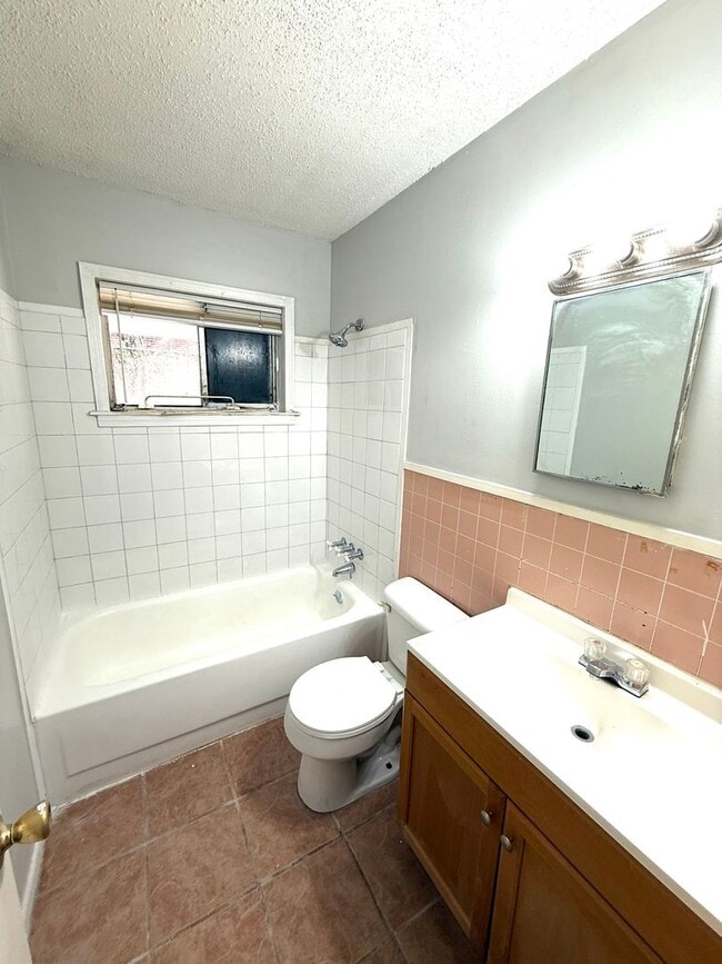 Building Photo - ** 3 Bedroom 2 Bath located in Highland Gardens ** Call 334-366-9198 to schedule a self tour