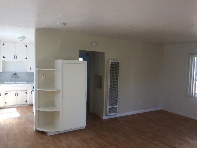 Building Photo - Private Cottage unit behind house with fen...