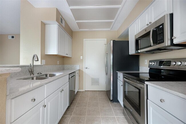 Building Photo - 4711 Spicewood Springs Rd
