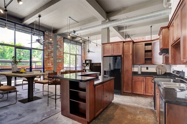 Building Photo - 915 N San Jacinto St