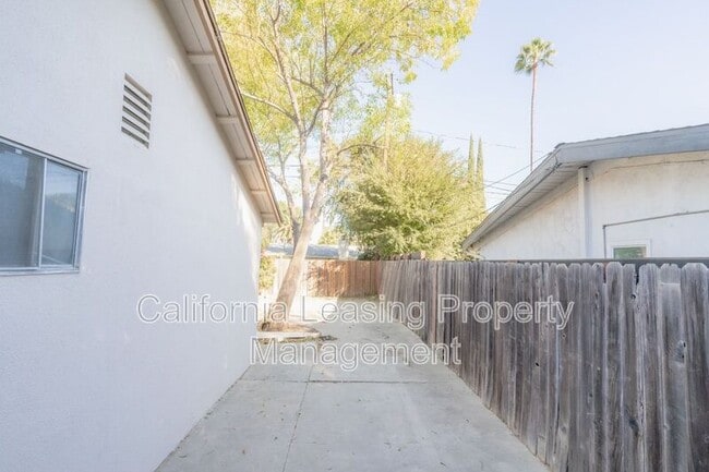 Building Photo - 20865 Burbank Blvd