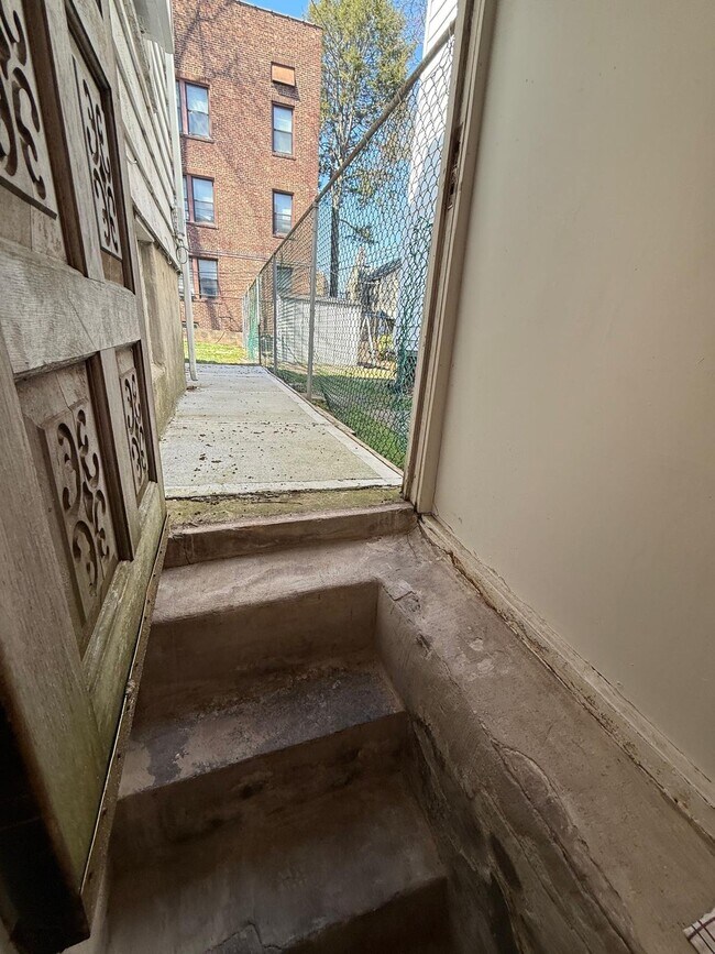 Building Photo - 53 Carman St