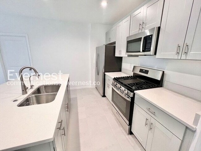 Building Photo - Spacious 5 Bed, 3.5 Bath Home with Fenced Yard and 2-Car Garage | Available Soon!