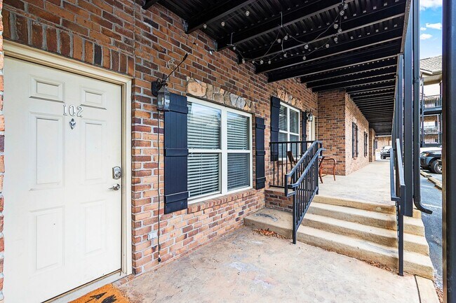 Building Photo - Fall 2026 Upscale 2 Bedroom Condo @ Plainsview Condominiums