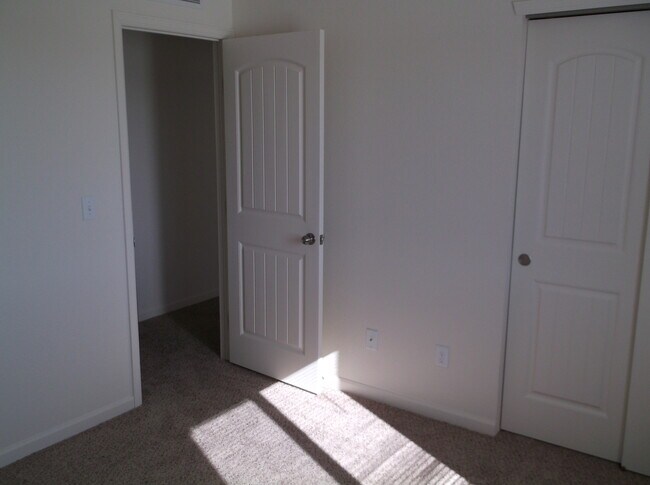 Building Photo - 205 Hunters Way