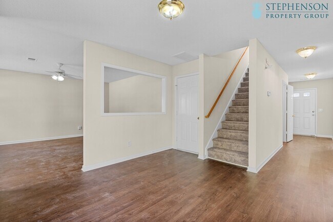 Building Photo - Fully Remodeled in Nov 2025!