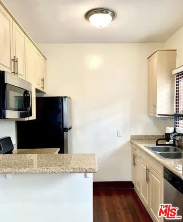 Building Photo - 1431 N Las Palmas Ave