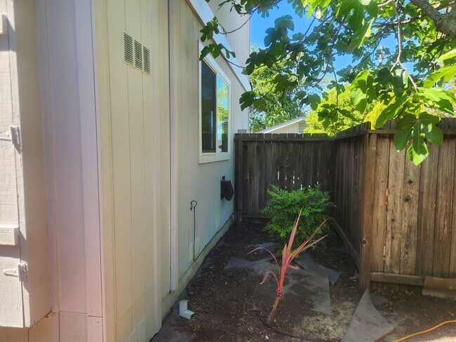 Building Photo - Clean and bright throughout, 2-bedroom, 1.5 Bathroom, two story unit in a great Windsor location!