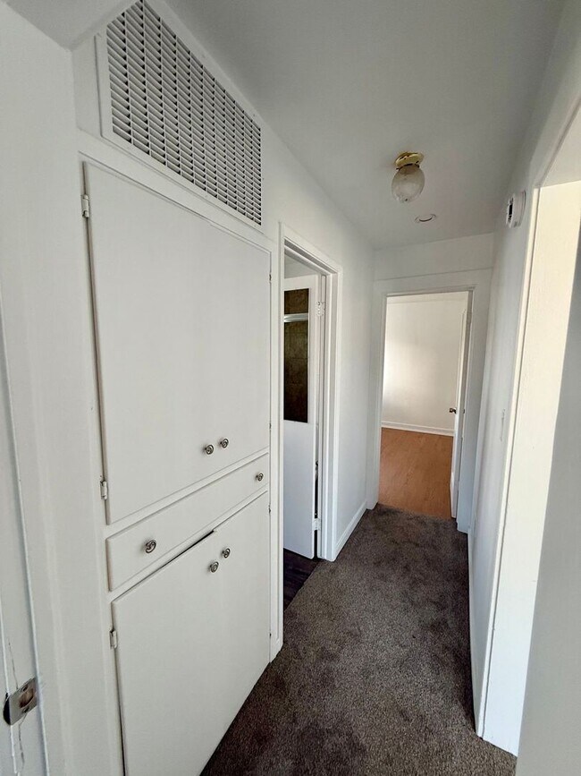 Building Photo - For Rent: 2 Bedroom, 1 Bathroom Home with Garage and Large Yard