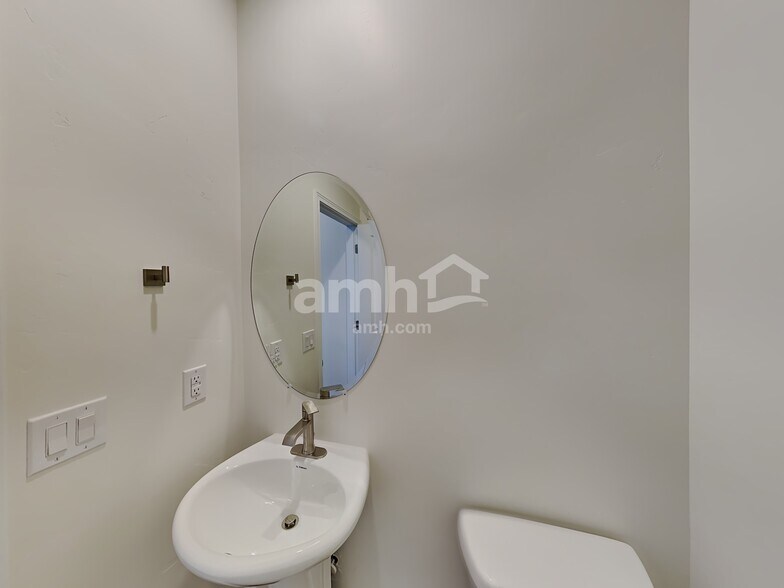 Building Photo - 6022 W South Jordan Pky