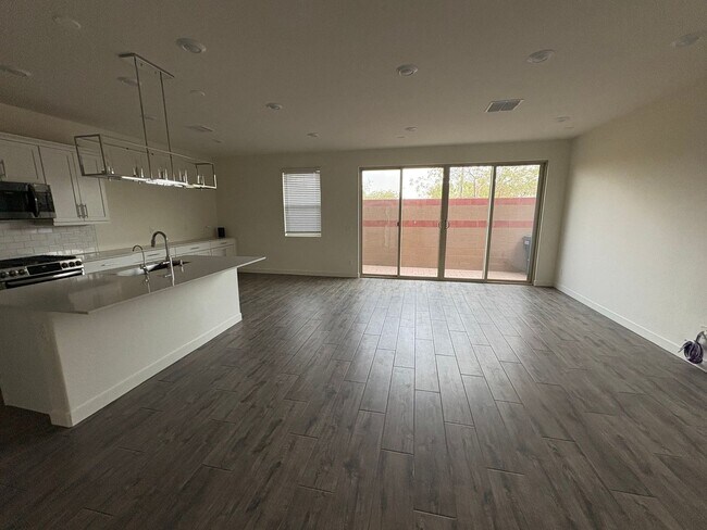 Building Photo - Modern 3-Bedroom + Loft + Den in Gated Pho...