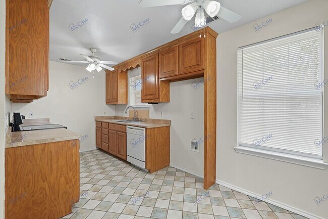 Building Photo - 509 W Cedar St