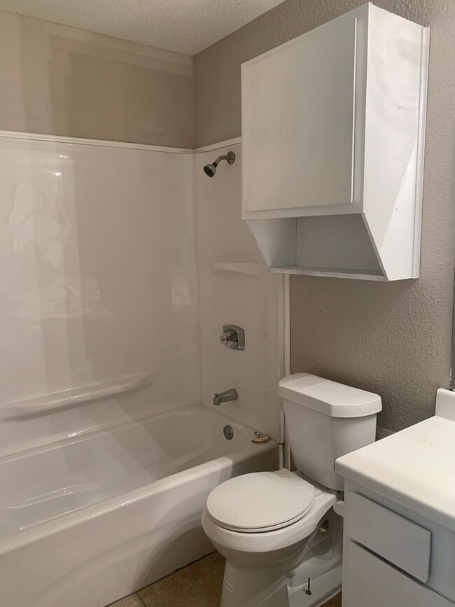 Building Photo - Clean and Bright 2 BR 2 BA Condo - Upstairs