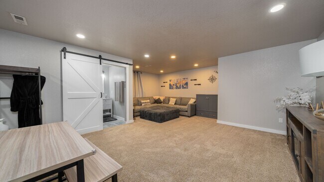 Building Photo - Furnished Rental in the Spring Creek Neighborhood