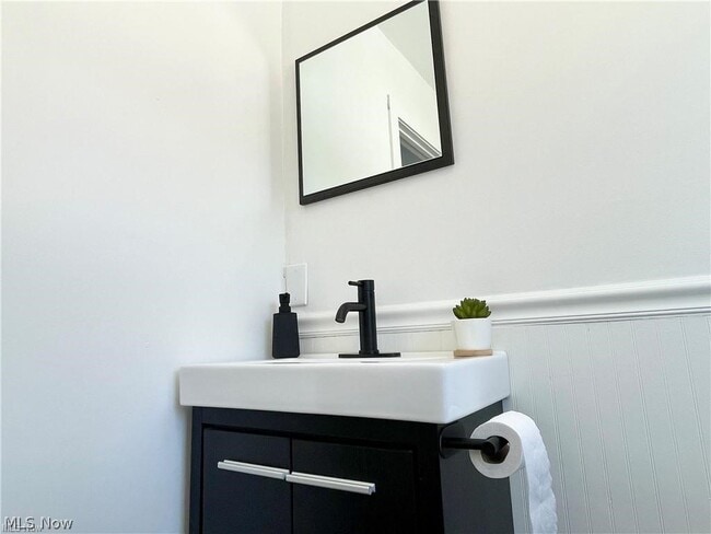 Building Photo - 250 Center Rd