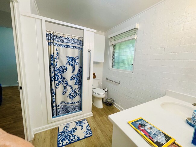 Building Photo - Fresh, Kahala, Ohana Unit Includes Utiliti...