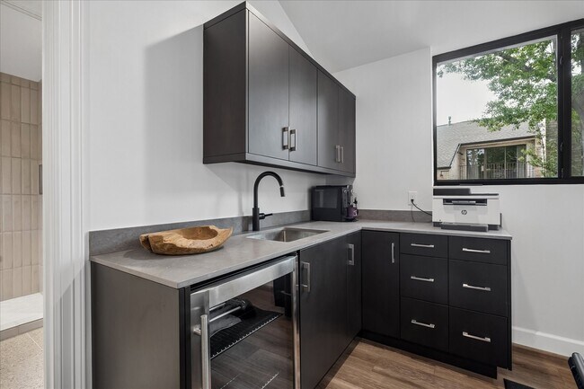 Building Photo - 10 S Briar Hollow Ln