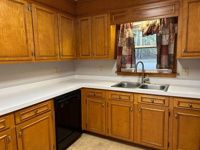 Building Photo - 20 Amos Ct