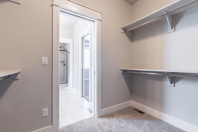 Building Photo - Quiet Centrally located 3 bed 2.5 bathroom