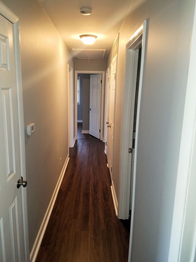 Building Photo - Great updated ranch in convenient location
