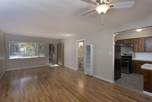 Building Photo - *OPEN HOUSE: 6/7 10AM-12PM* 2 Bed, 1.5 Bat...