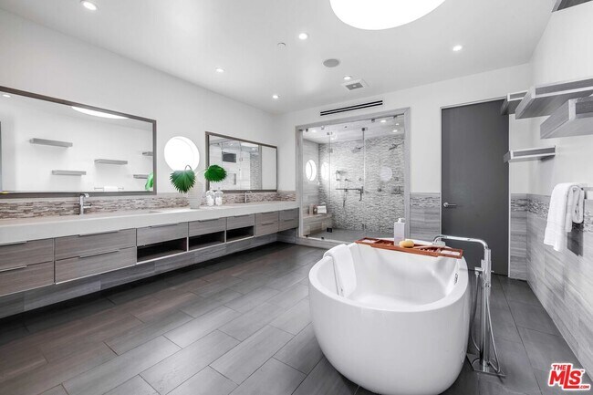 Building Photo - 770 Paseo Miramar