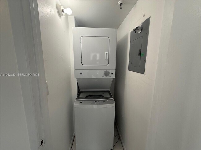 Building Photo - 7832 Collins Ave