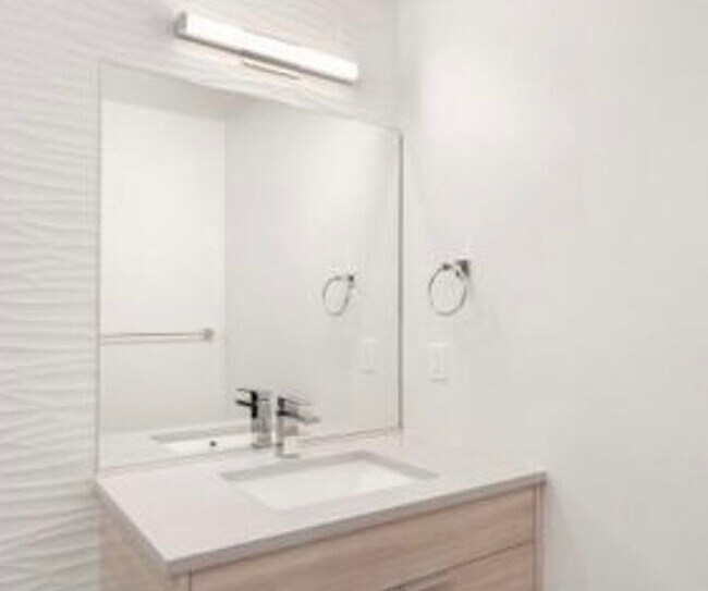 Building Photo - Sophisticated 3 Bedroom Townhome