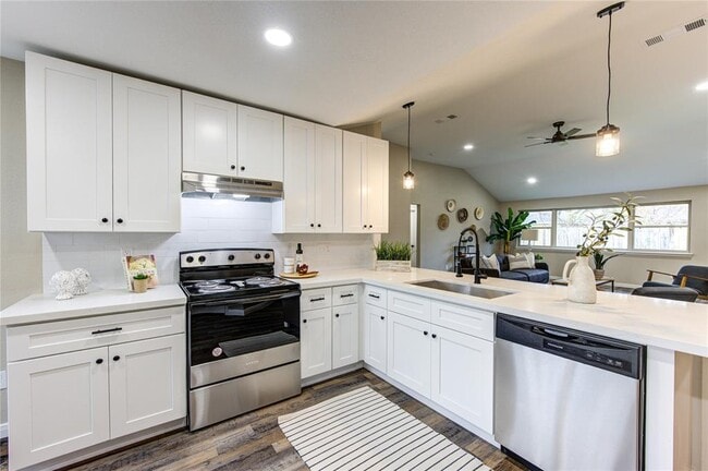 Building Photo - 15706 Amapola Dr