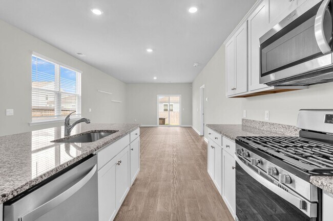Building Photo - Modern Comfort in the Heart of Ladson