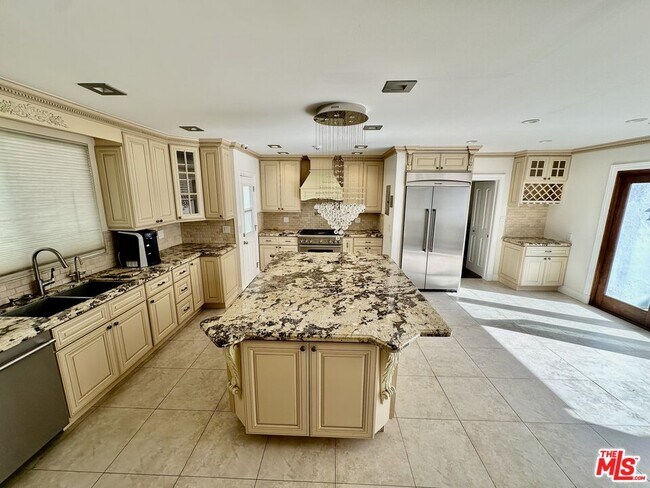 Building Photo - 128 S Swall Dr