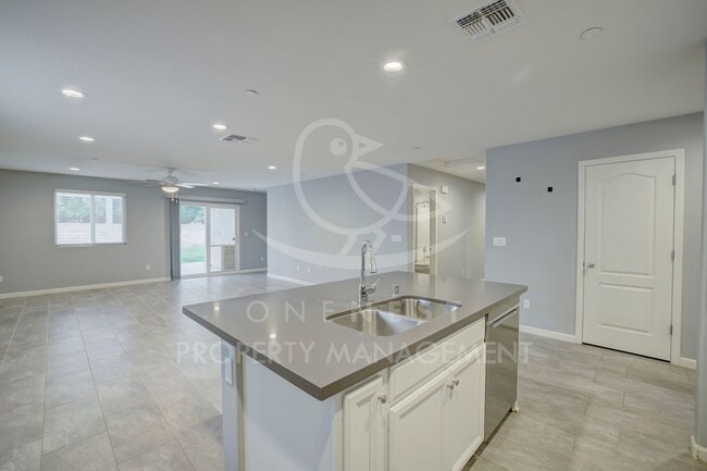 Building Photo - Beautifully maintained and modern 4-bedroom, 2-bathroom