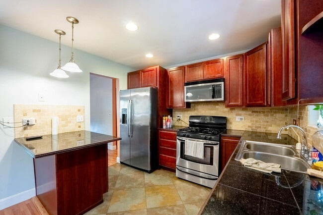 Building Photo - 121 S Orchard Dr
