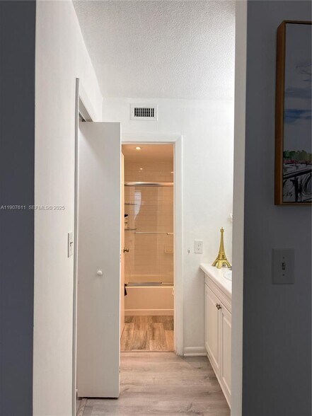 Building Photo - 677 SW 9th Ave