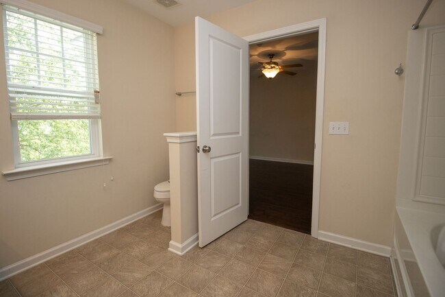 Building Photo - 106 Shumard Oak Ct
