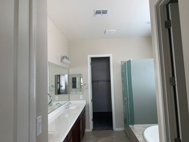 Building Photo - Spacious 3 Bed / 2 Bath Home with Stunning...