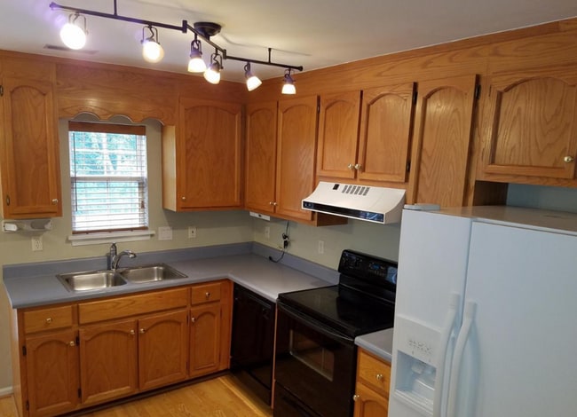 Building Photo - Briarwood Townhome close to NGIC and Hollymead Town Center!