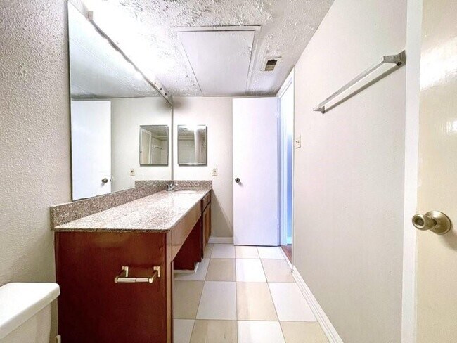 Building Photo - 10555 Turtlewood Ct