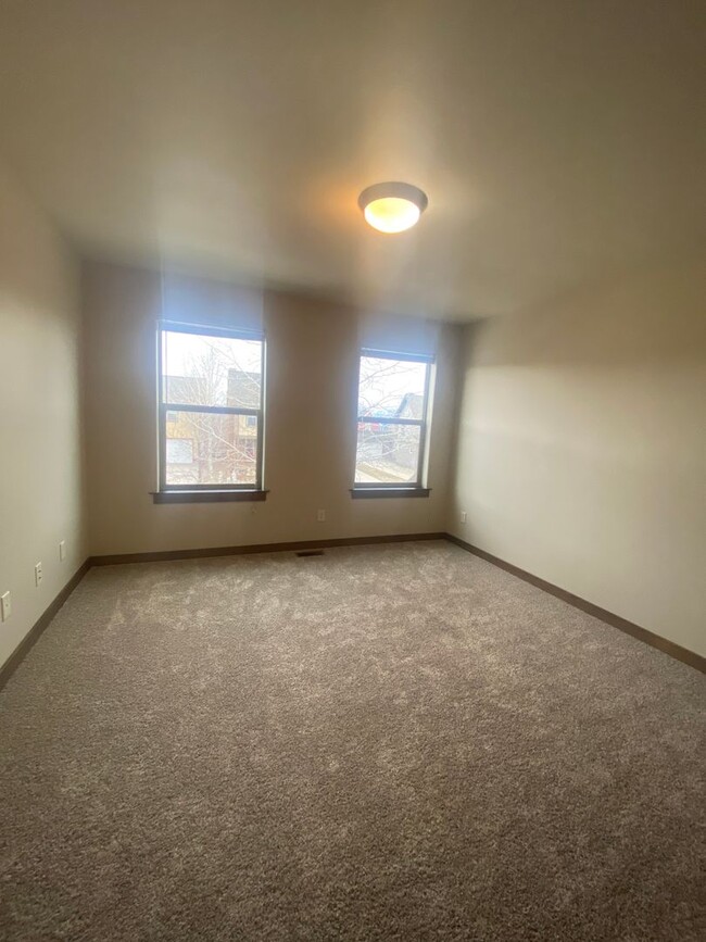 Building Photo - Valley West End Unit Condo- Available NOW!