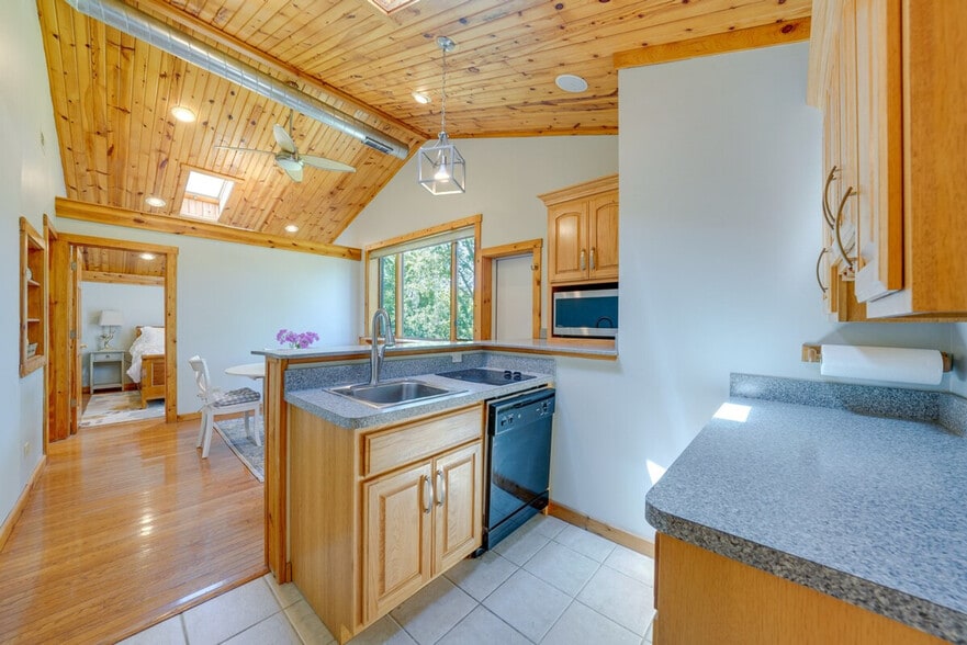 Building Photo - 27W172 Galusha Ave