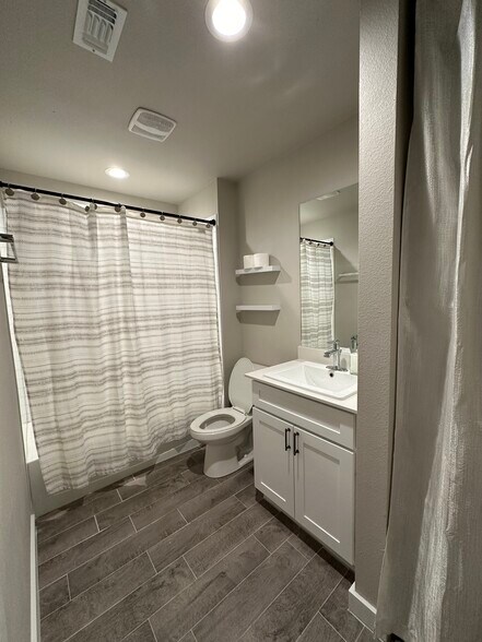 Bathroom - 75 Windsor Ct
