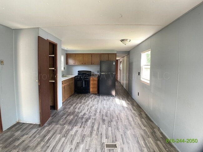 Building Photo - Darling 2 Bedroom Mobile Home Available!!