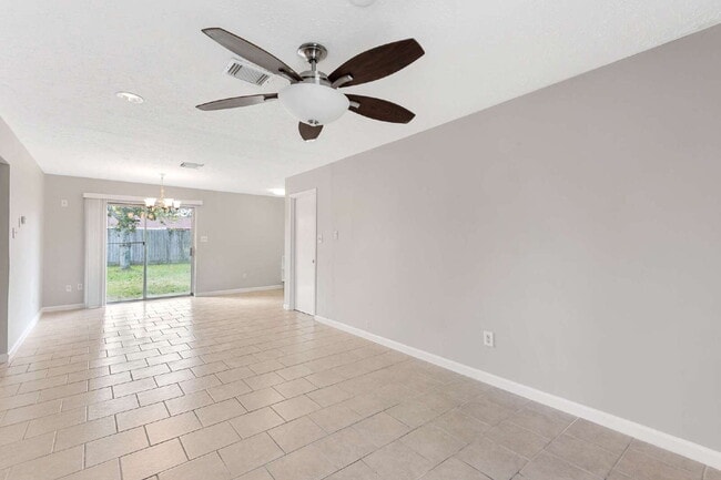 Building Photo - 743 Deercrest St